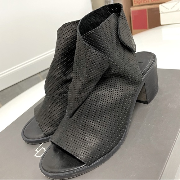 LD TUTTLE The Bow Sandals - Picture 3 of 10